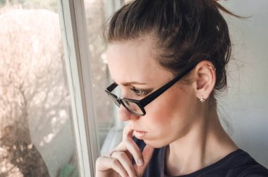 Kız pencereden dışarı bakıyor. Düşündüm.