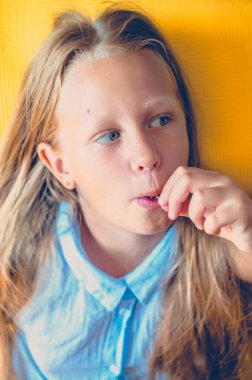 Kız ağzına bir çilek tutuyor. Sakladım