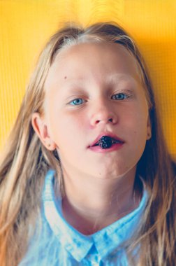 BlackBerry kız dudaklarında.