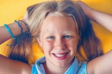 Kız içtenlikle gülümsedi. mavi gözler. Bilezik