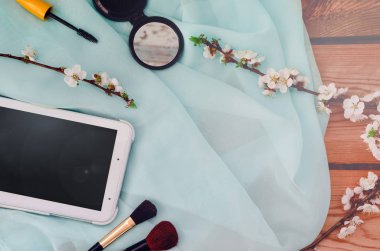 bir tablet ve bir kadının yüz bakımı için bir küme. Güzellik ve moda.