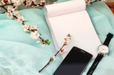 boş bir defter, boş bir ekran ile bir telefon.