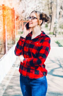 bir kız portresi. telefon görüşmesi. Kablosuz internet.