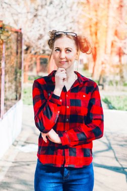 bir kız portresi. Hakkında bir şey düşündüm.