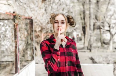 Kız bir jest sessizlik gösterir