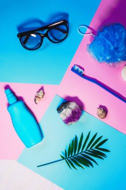 güneş koruyucu sprey. deniz dinlenmek için gerekli şeyleri. fırça, sabun, lif