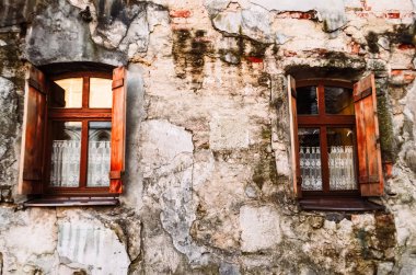 iki antik windows ve çatlaklar ile bir duvar. Cephe. Vintage