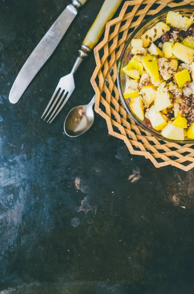 Тарелка Здоровой Пищи Семена Льна Кунжута Изюмом Яблоками — стоковое фото