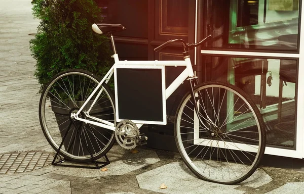 Moto Está Calle Una Pancarta Negra Blanco Decoración Diseño — Foto de Stock