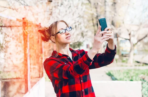 Retrato Uma Menina Fotografado Telefone — Fotografia de Stock