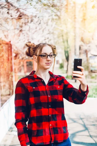 Uma Rapariga Com Telefone Internet Sem Fios Comunicação Comunicação — Fotografia de Stock