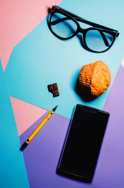 Ochik Für Arbeit Computer Telefon Mit Drahtlosem Internet Kommunikation Kuchen — Stockfoto