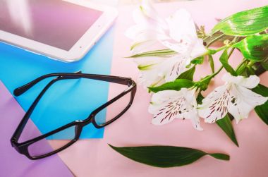 gözlük işyerinde. tablet. Çiçekler beyaz