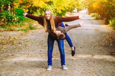 yakışıklı adam kız fly.para yürüyüşleri için öğretir. parkta, temiz havada yürüyüş.