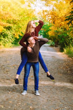 kız ve adam bir yönde arıyoruz. parkta yürüyüş. Kız kızı kucağında tutuyor.