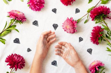 nazik arka plan. pembe Aster. pullu elinde. elmas