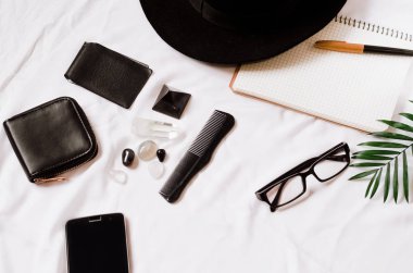 seyahat ve Turizm. tarak, taşlar, şapka, telefon,