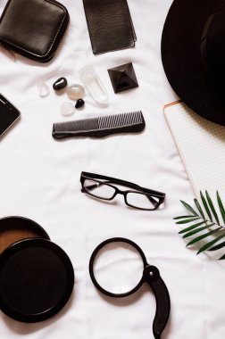 yolculuk. seyahat için aksesuarlar. gözlük, şapka, telefon, çanta