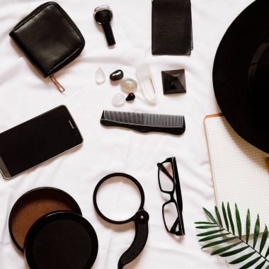 Desk.Travel ve iş çalışır. Büyüteç, cila, cüzdan, telefon