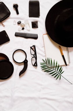 Not defteri. Yukarıdan görüntüleyin. şapka, çanta, kartvizit, kalem, Büyüteç