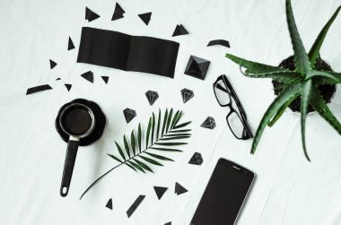 Office Masaüstü siyah tarzı. 2018 yıl. Notlar ve fikirler