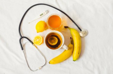 tedavi vücudun. bir tonometer ve bir termometre. sıcak çay ve vitaminler