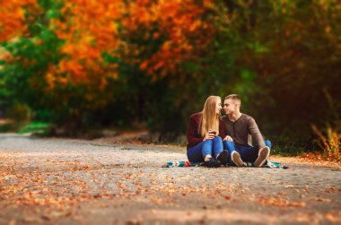 Çift birbirlerine hayran. battaniye var otur. seyahat ve dinlen. Altın sonbahar