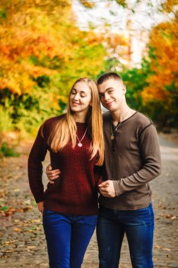 aşk hikayesi. bir adam ve bir kız arasındaki ilişki. bir yürüyüş ve doğa