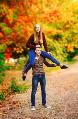 adam kızı onun omuzlarında dayanıyor. sokakta oynamak. sonbahar renkli günü