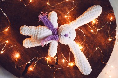 el yapımı oyuncak. örgü oyuncak örgü iğneleri. bir tavşan için bir hediye. Yeni yıl. çelenk Parlatıcı. ahşap arka plan