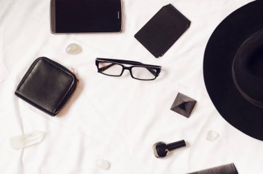 Yukarıdan görüntüleyin. Beyaz arka plan. siyah nesneler. iş ve seyahat