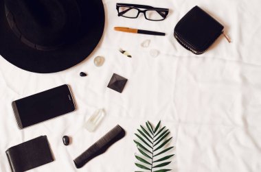 zarif siyah ve beyaz çalışma için ayarlayın. telefon, el, çanta, şapka, tarak