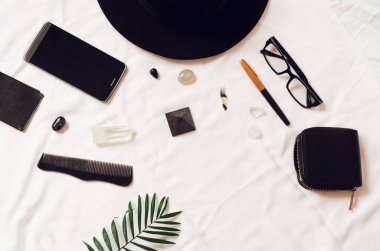 siyah ve beyaz tarzı. kalem, şapka, taşlar, cüzdan, telefon