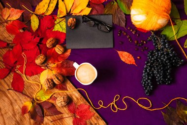 bir fincan sıcak kahve. arka plan ve doku. farklı renklerde kalkıyor. üzüm ve fındık. Konu ve not defteri