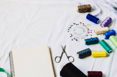 iğne işi. Hobiler ve iş. Dikiş Atölyesi. Konu ve iş için makas