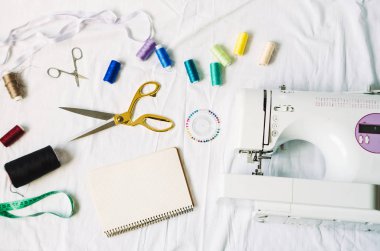 bobin iplik. makas ve dikiş makinesi. el yapımı el sanatları