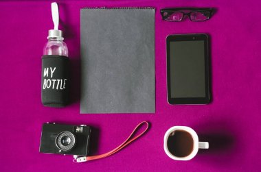 Şablon siyah. kağıt. bir fincan kahve. iş için gözlük. kamera, temiz su benim şişe