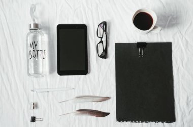 boş kağıt. Yukarıdan görüntüleyin. saf su. sıcak kahve