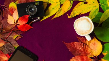 bir sonbahar günü sıcak kahve. kamera ve tablet. farklı renklerde kalkıyor. Yukarıdan görüntülemek.