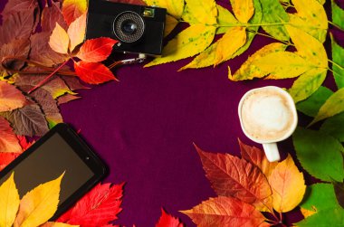 sıcak cappuccino. sıcak sıcak gün. teknolojileri. arka plan. sonbahar renkleri bırakır. Yukarıdan görüntülemek