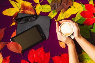 sıcak kapuçino köpük. sonbahar zevkli. teknolojileri.