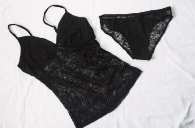 siyah dantelli iç çamaşırı. Beyaz arka plan