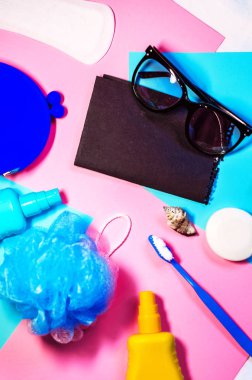 bir yaz gezisi için ihtiyacın olan her şey. güneş koruyucu sprey. boş sayfa.