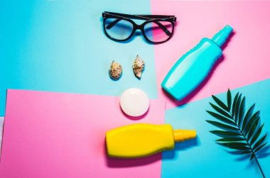 Yaz havalarda vücut bakımı. koruyucu sprey ve gözlük. deniz kabuklarını. yolculuk. Yukarıdan görüntülemek