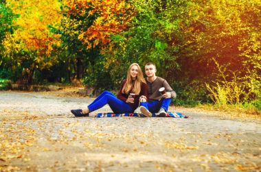 Sevgili sokakta kahve içmek. güneşli gün.