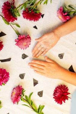 Çocuk eller. floristics. güzel çiçekler için süsler