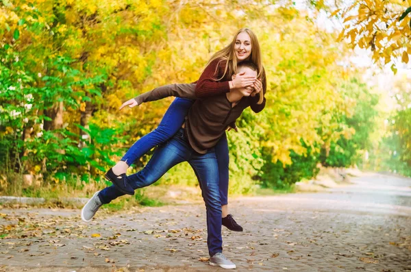 Relação Rapaz Rapariga Amor Rapariga Fechou Olhos Tipo Cara Está — Fotografia de Stock