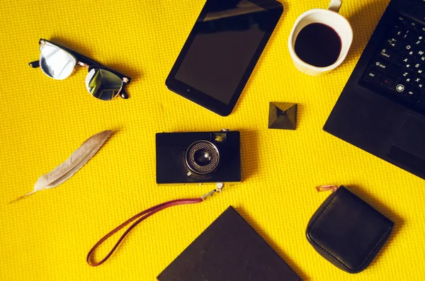 Óculos Sol Para Férias Câmara Fotográfica Laptop Para Trabalho Brinquedo — Fotografia de Stock