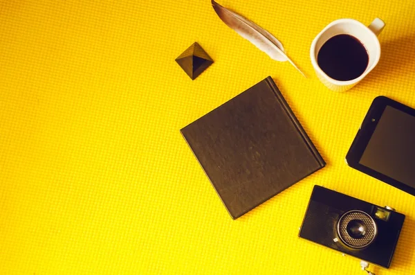 Schwarze Objekte Kamera Notizbuch Kaffee Tablet Blick Von Oben — Stockfoto