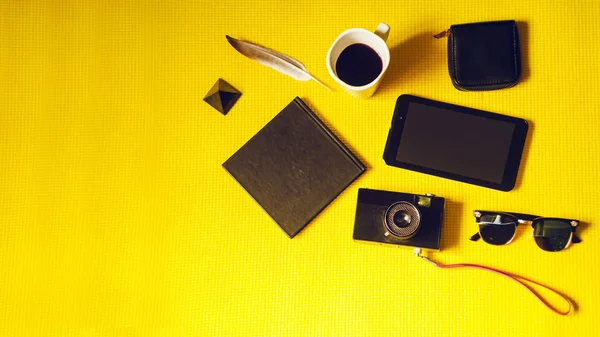 Câmara Durante Férias Bloco Notas Bolsa Óculos Tablet Fundo Amarelo — Fotografia de Stock